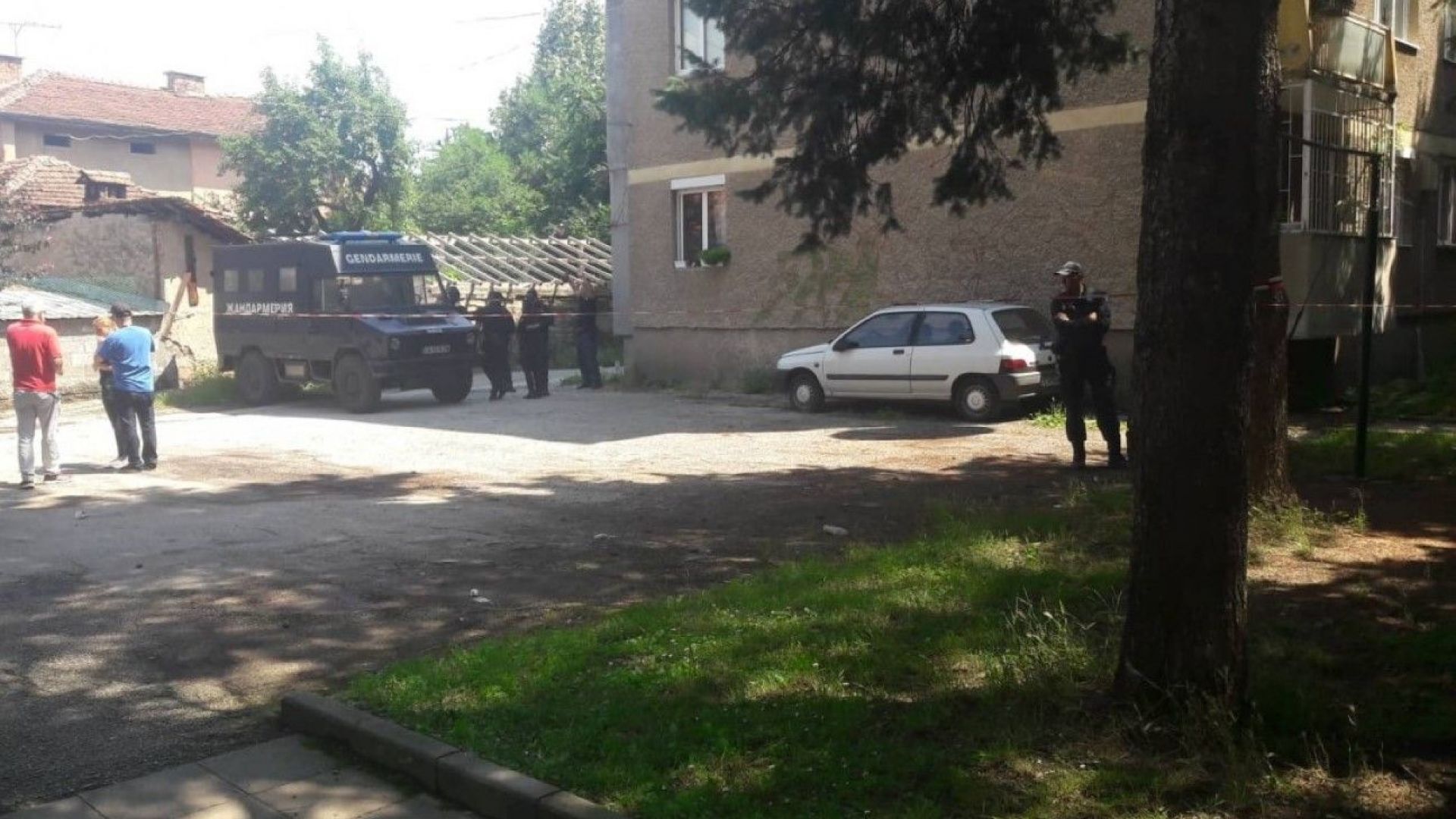 Откриха взривни вещества в блок в Ботевград, евакуираха живущите
