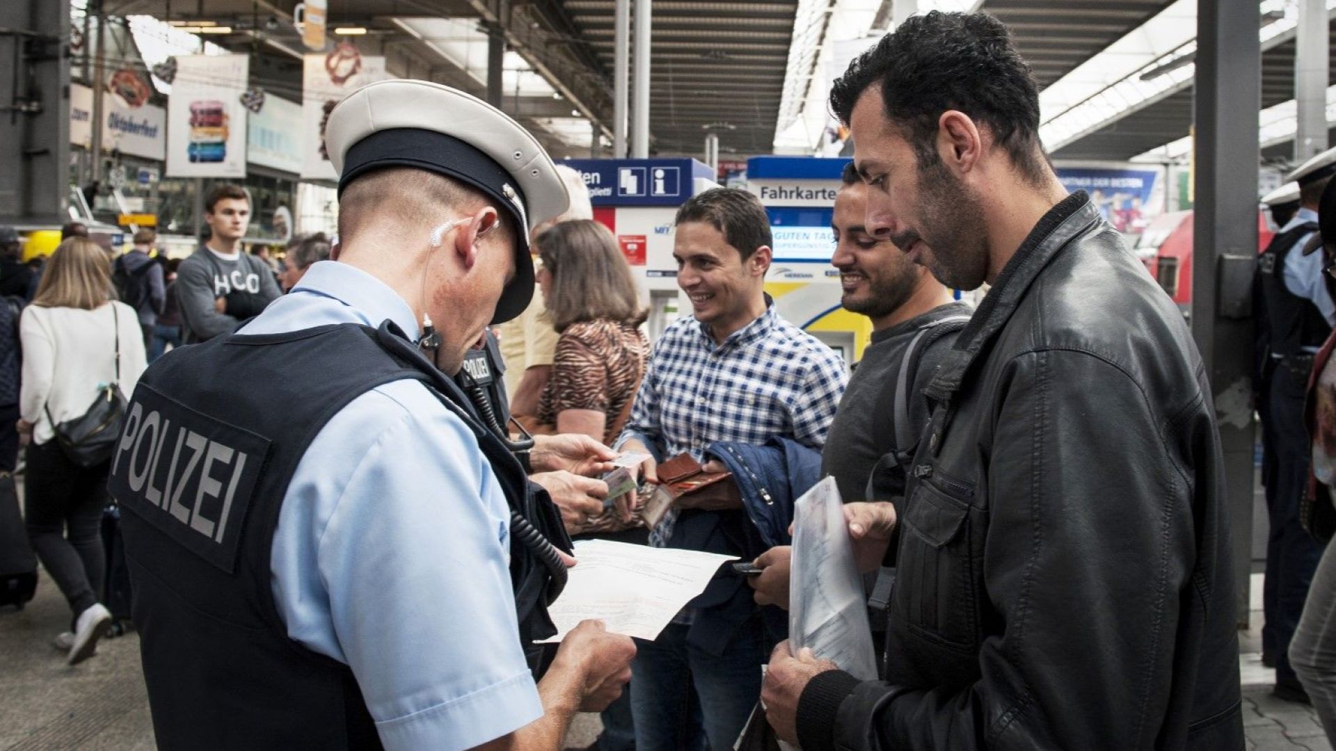 Скандал в Германия: Хиляди мигранти получили бежански статут срещу подкуп
