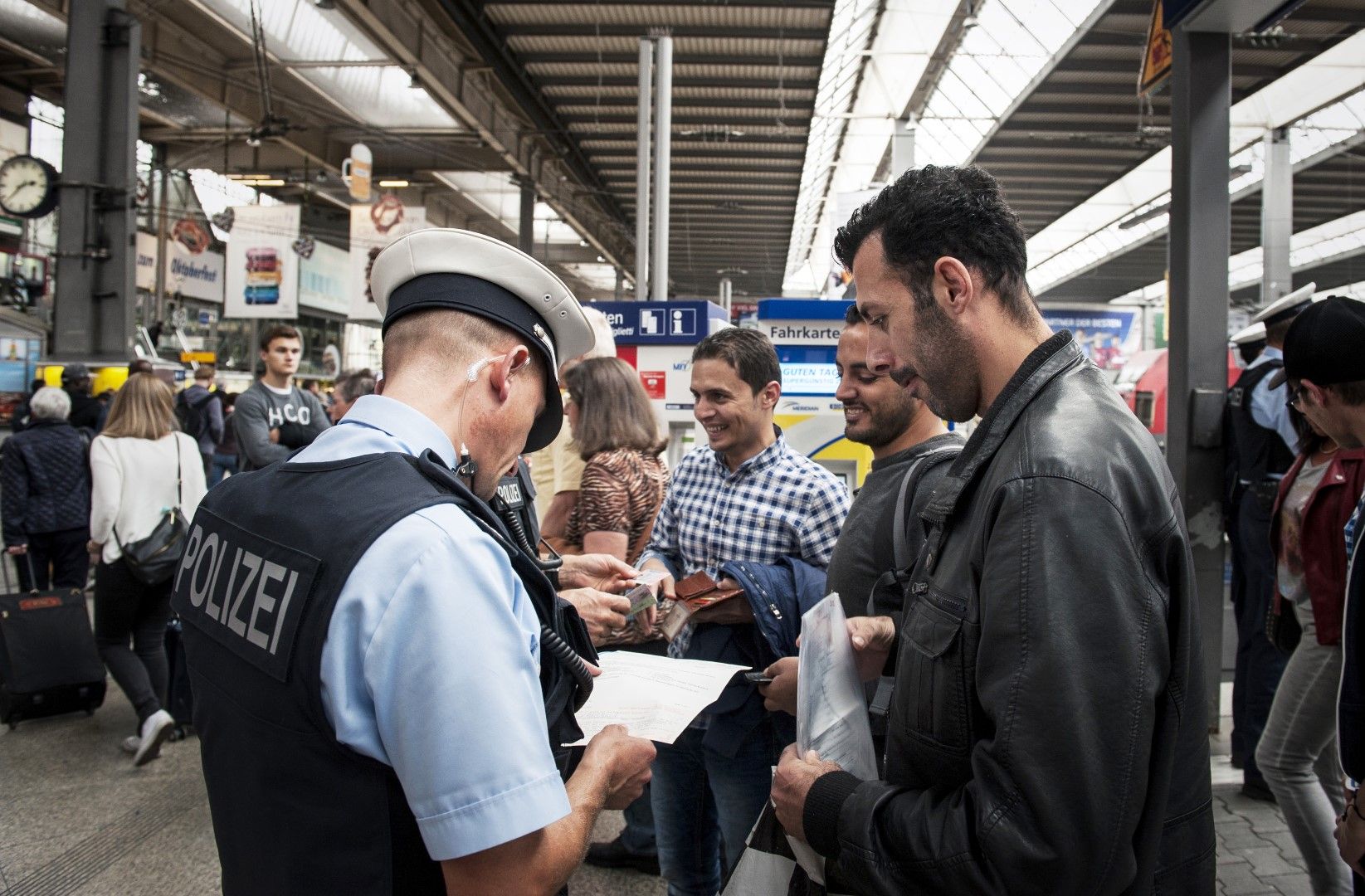 Полицията в Германия твърди, че държи под око съмнителните мигранти