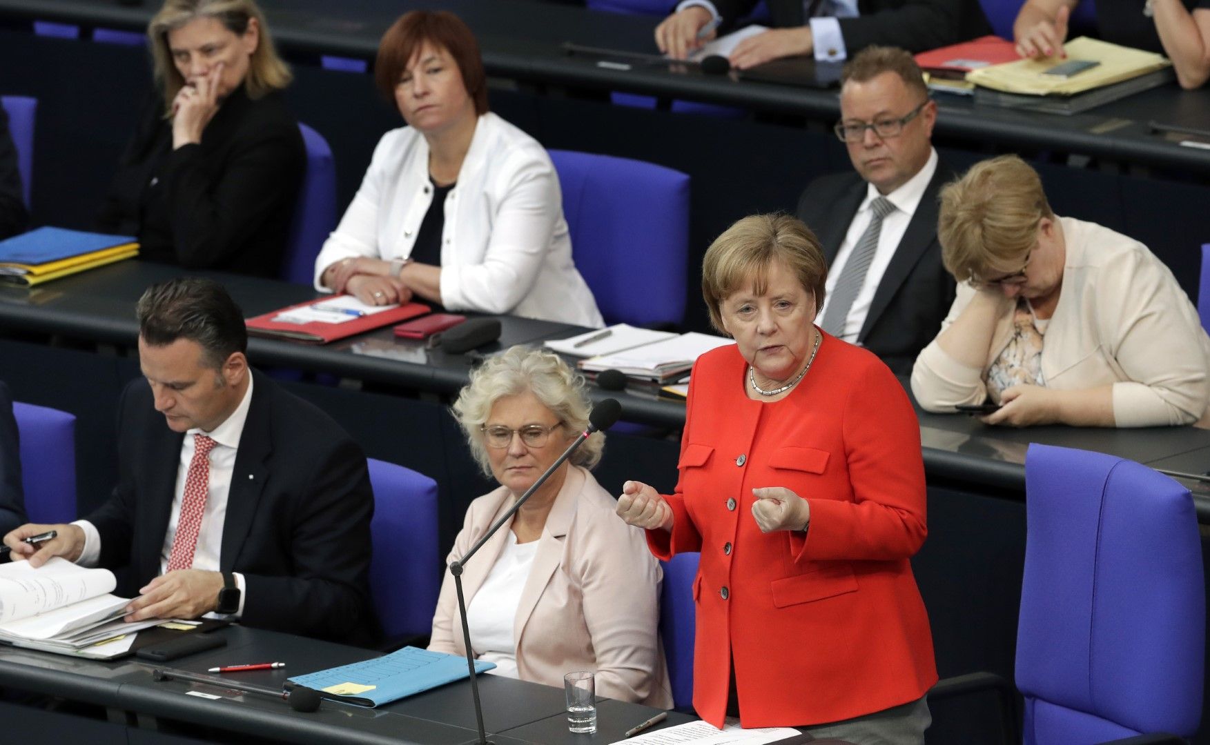 Ангела Меркел отговаря на въпроси в Бундестага