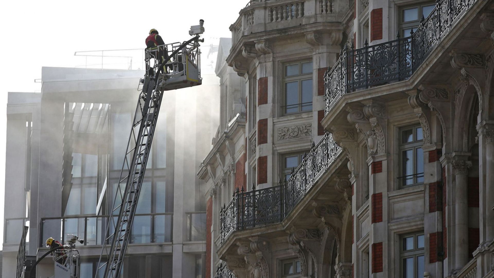 Пожар в петзвезден хотел близо до магазин Хародс в Лондон 