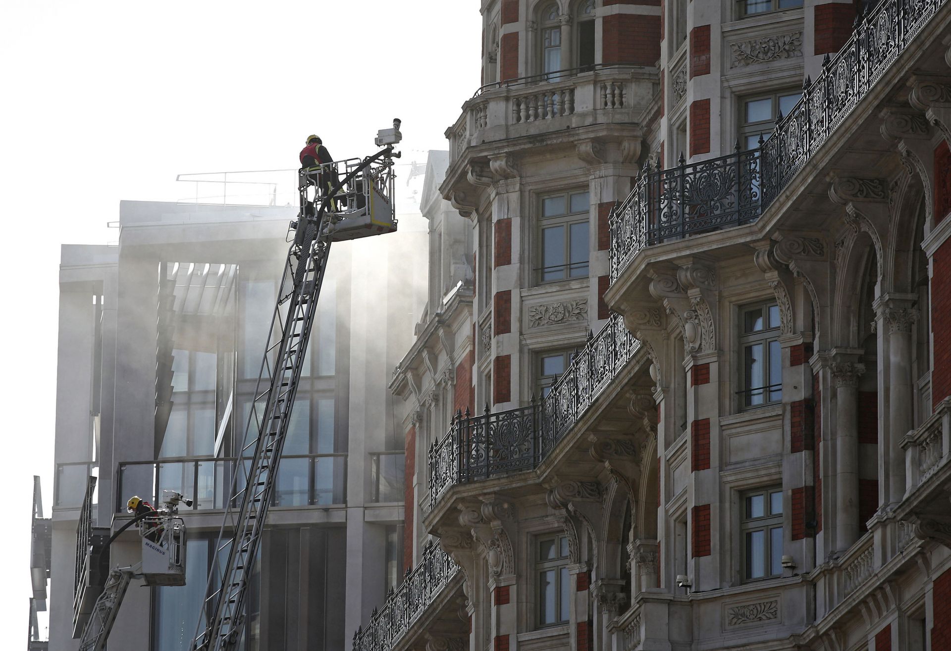 Пожар в петзвезден хотел близо до магазин Хародс в Лондон 