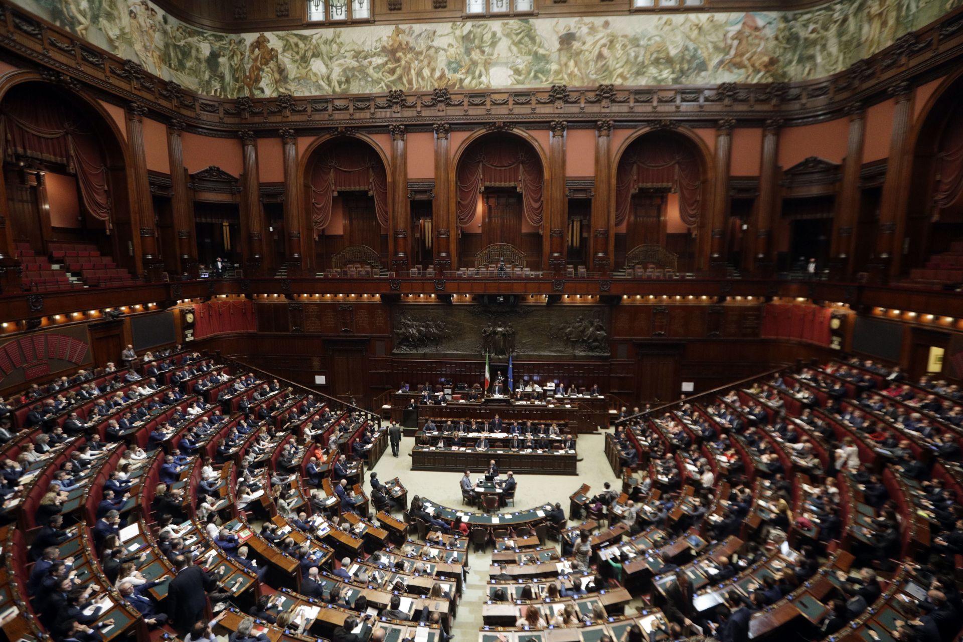 Кабинетът на премиера Джузепе Конте получи при гласуването в Камарата на депутатите 350 гласа "за" при 236 "против"