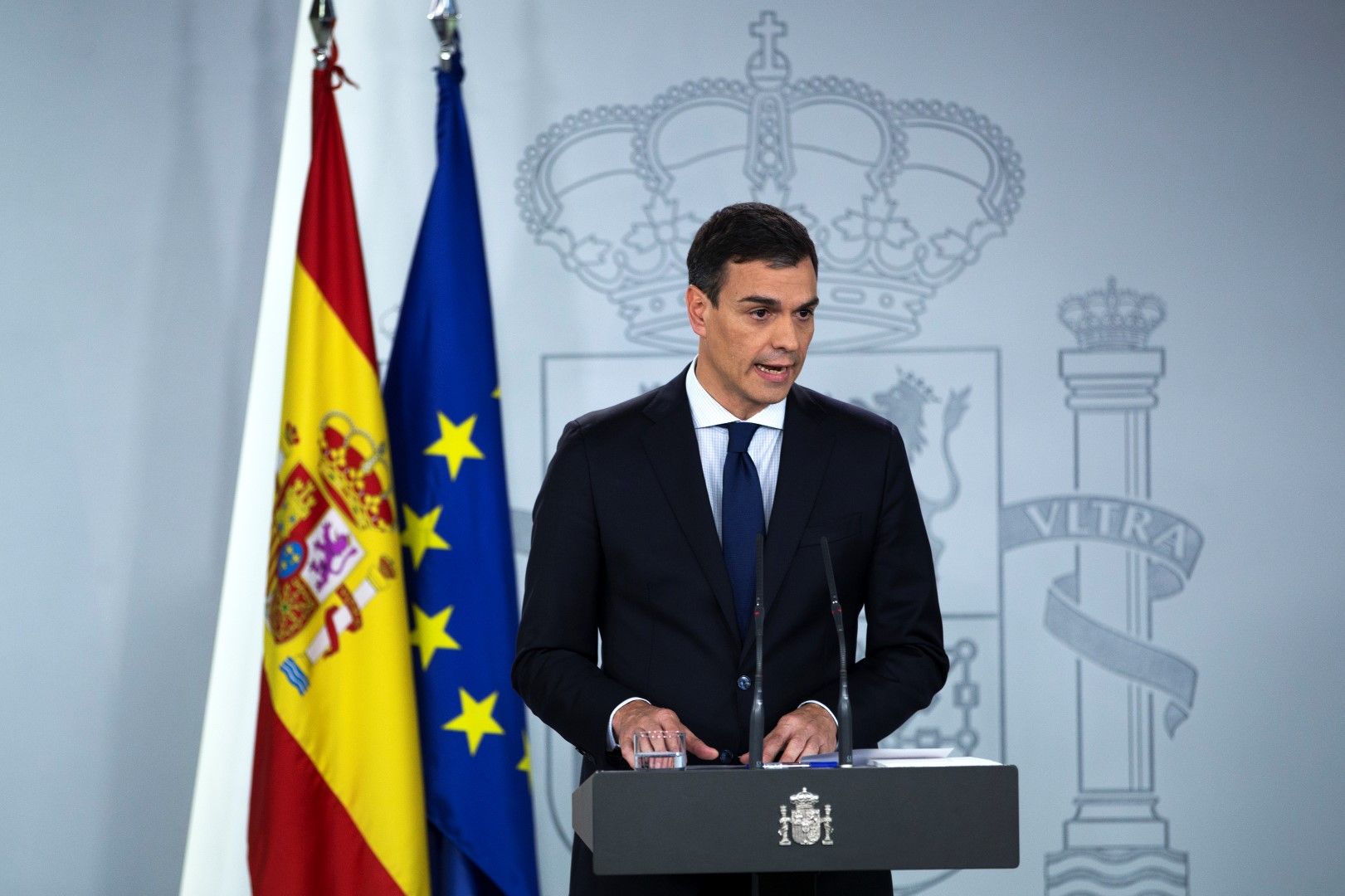 Една богата държава не може да има бедни трудещи се, каза испанският премиер Педро Санчес