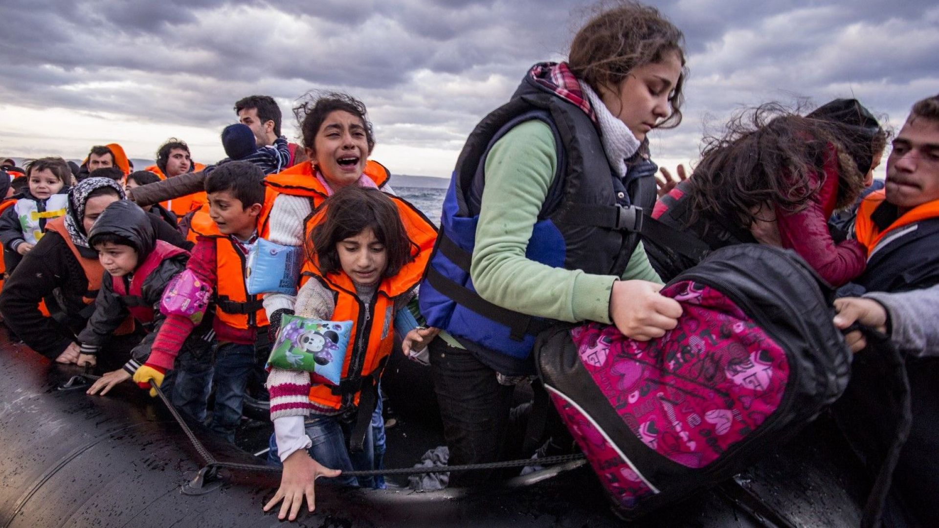 Мнозинството европейци подкрепят приема на бежанци въпреки че много от