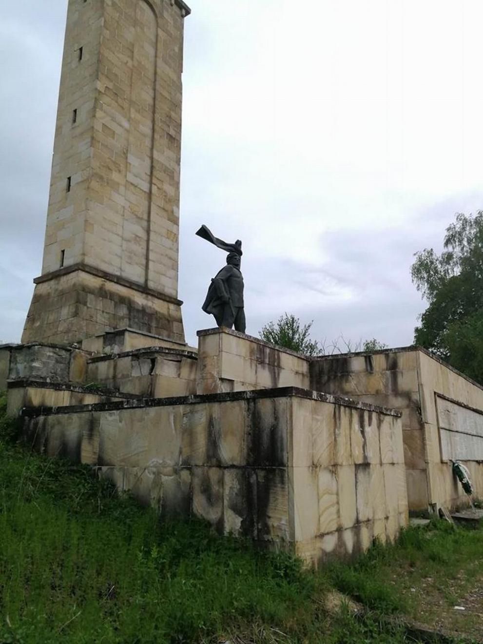 Кулата е завършена през 1953 г. и е превърната в символ на антифашистката борба