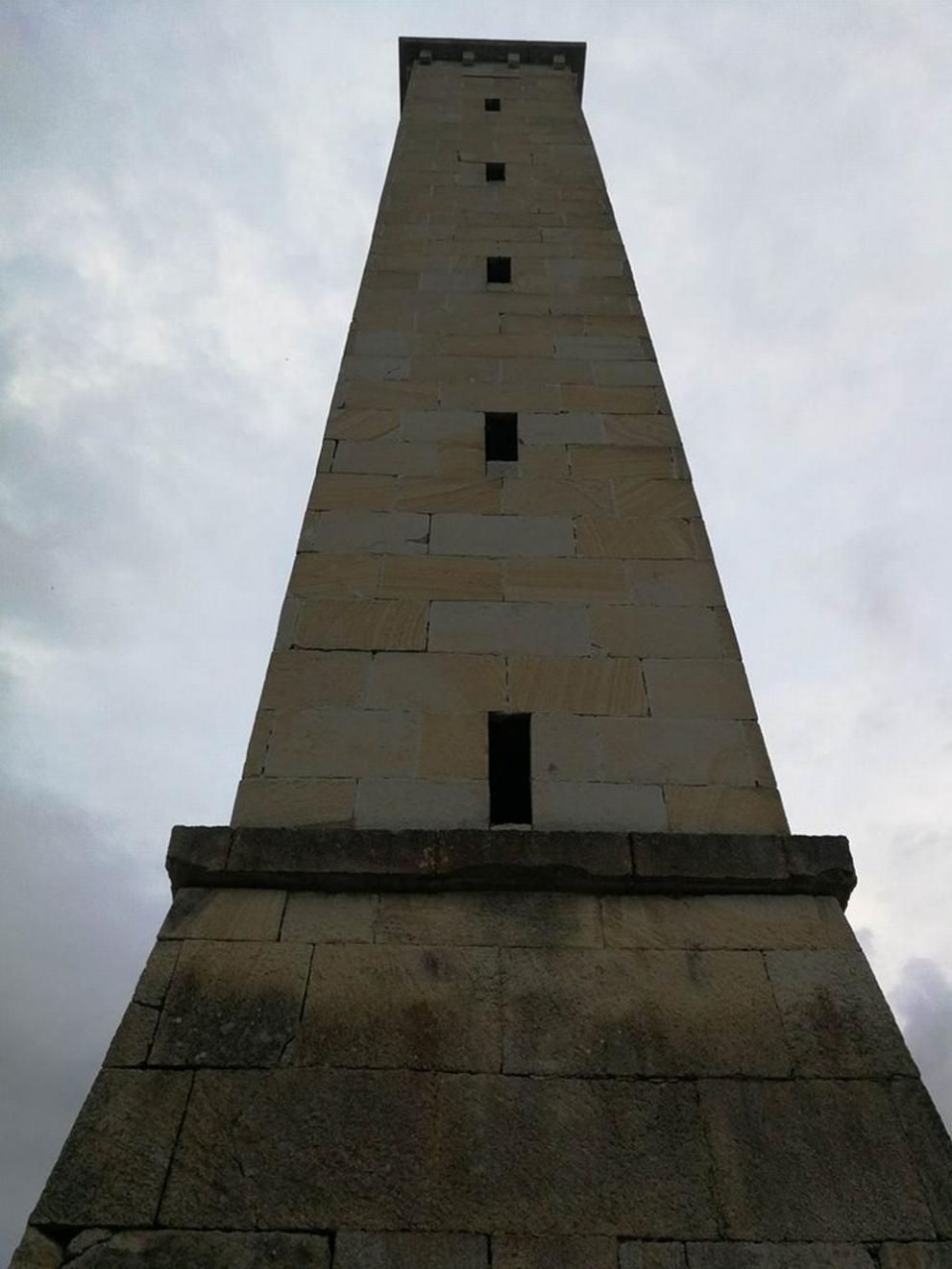 Паметникът представлява кула с камбанария и е изградена през 30-те години на миналия век с доброволния труд 