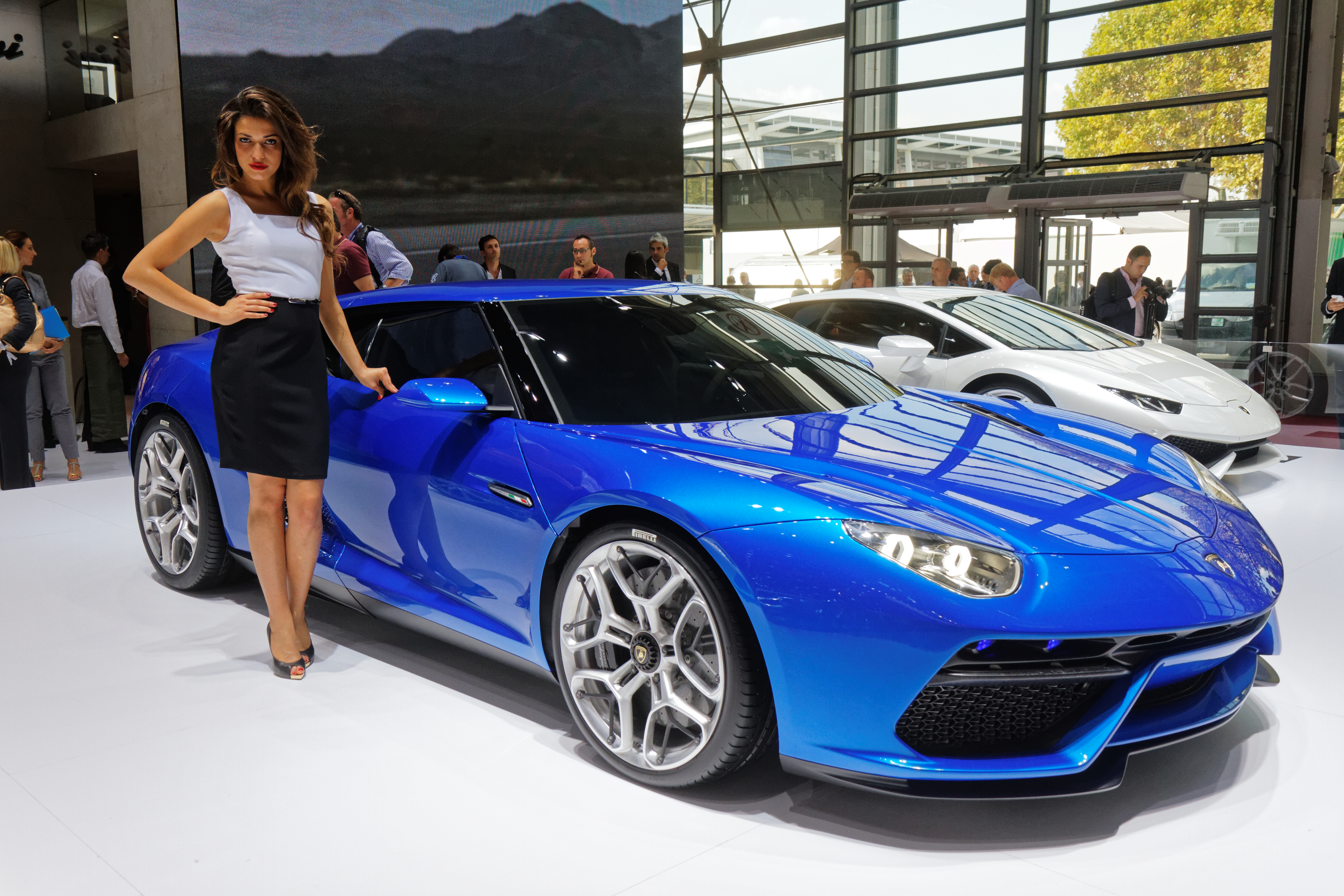 Lamborghini разработва модел на ток с 4 места