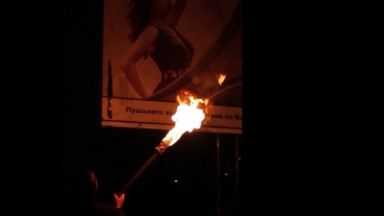Мъж запали билборд с реклама на цигари, твърди, че е депутат (видео)