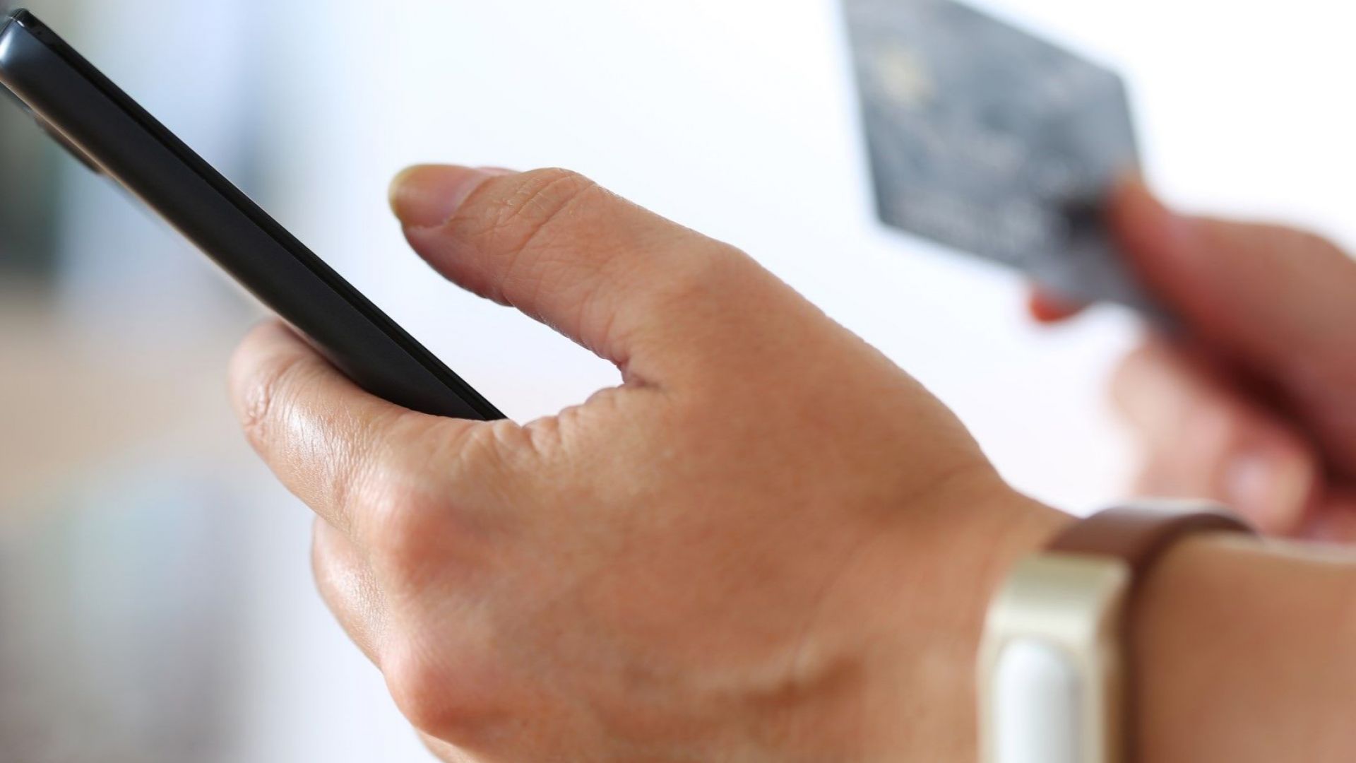 Полицията във Велико Търново разследва телефонна измама при която възрастна