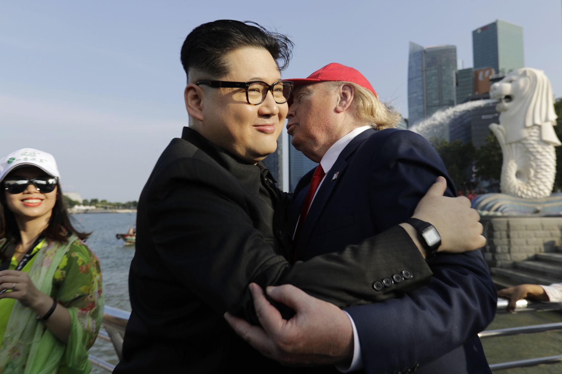 Имитаторът на Ким, известен под името Хауърд Екс, и този на Тръмп, който се казва Денис Алън, се усмихваха и помахваха