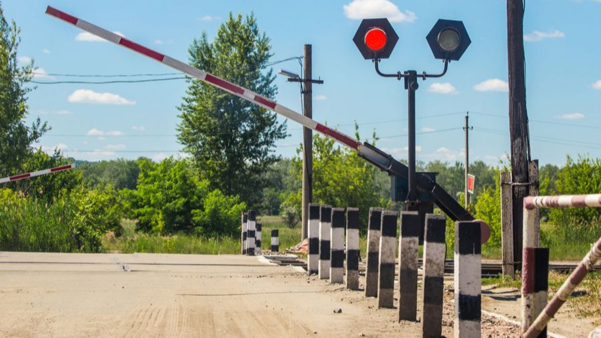 Лек автомобил се е блъснал във влак на жп прелез