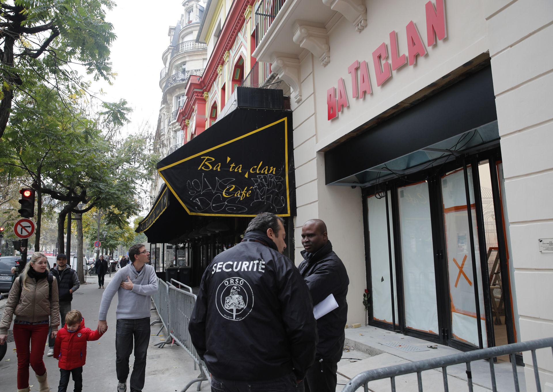 Оцелели и семейства на жертви на атаката през 2015 г. в концертната зала "Батаклан" в Париж подадоха днес жалба
