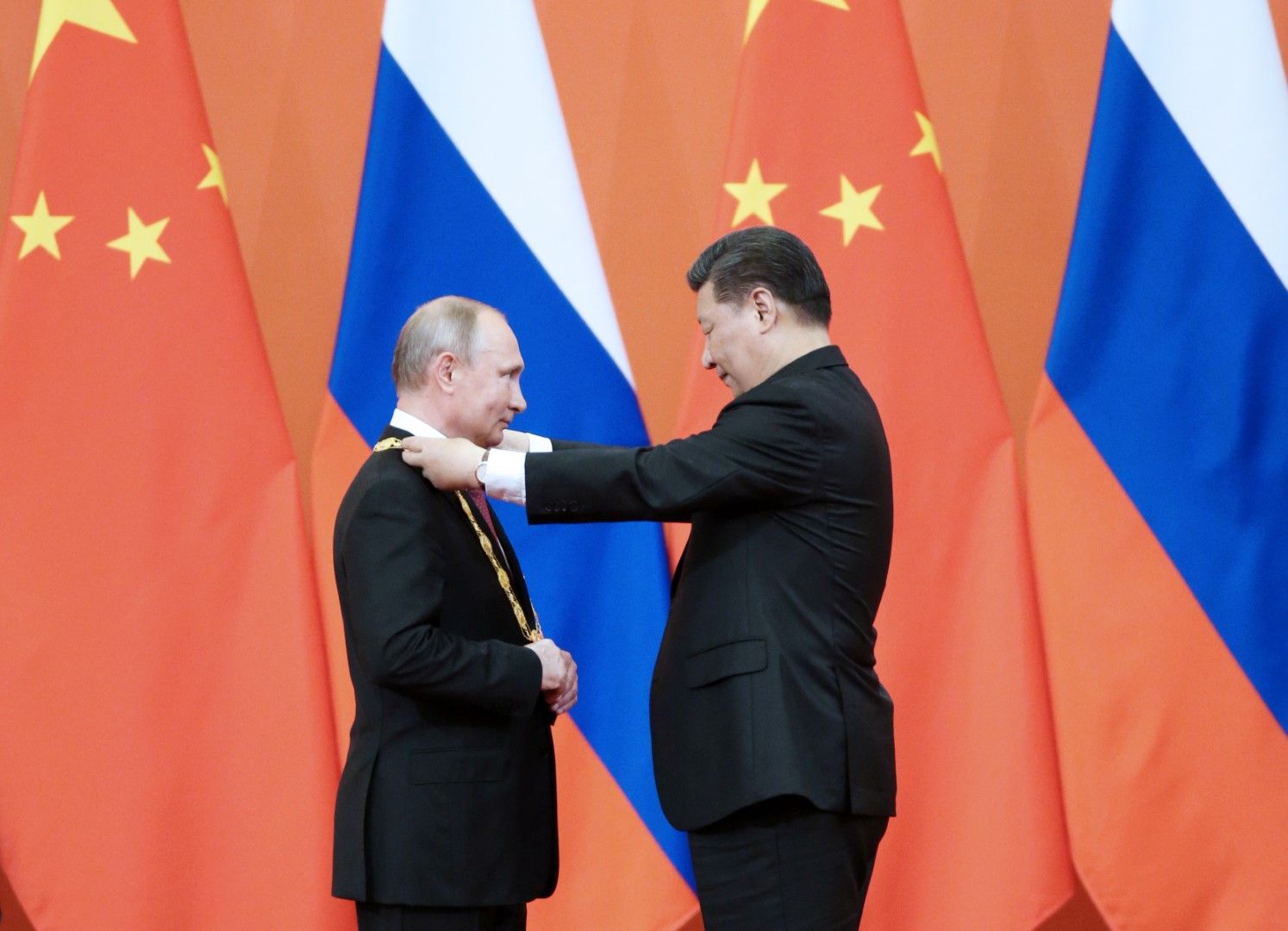 Китайският президент Си Цзинпин удостои руския си колега Владимир Путин с новоучредения орден "Дружба" 
