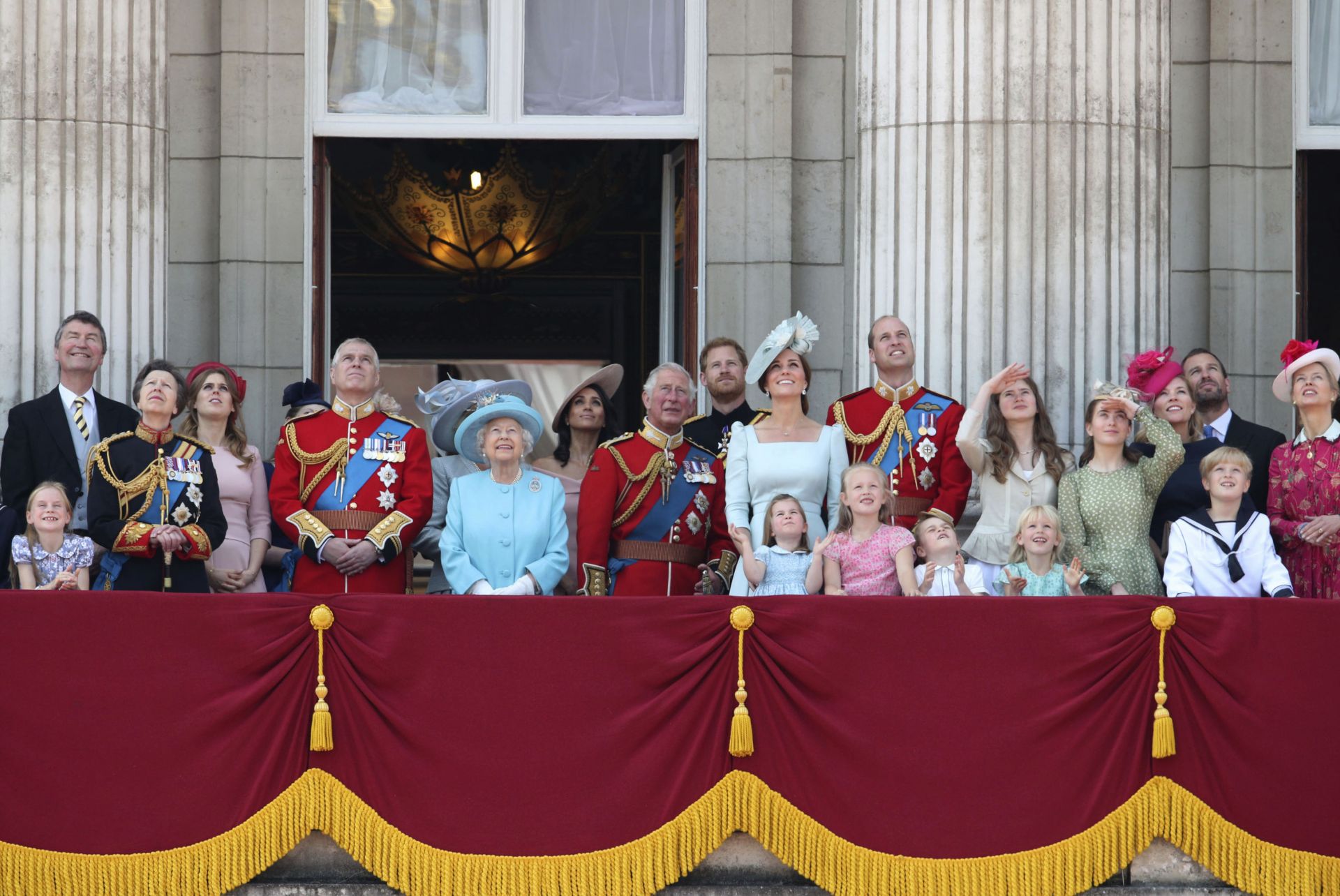 Кралското семейство на балкона на Бъкингамския дворец