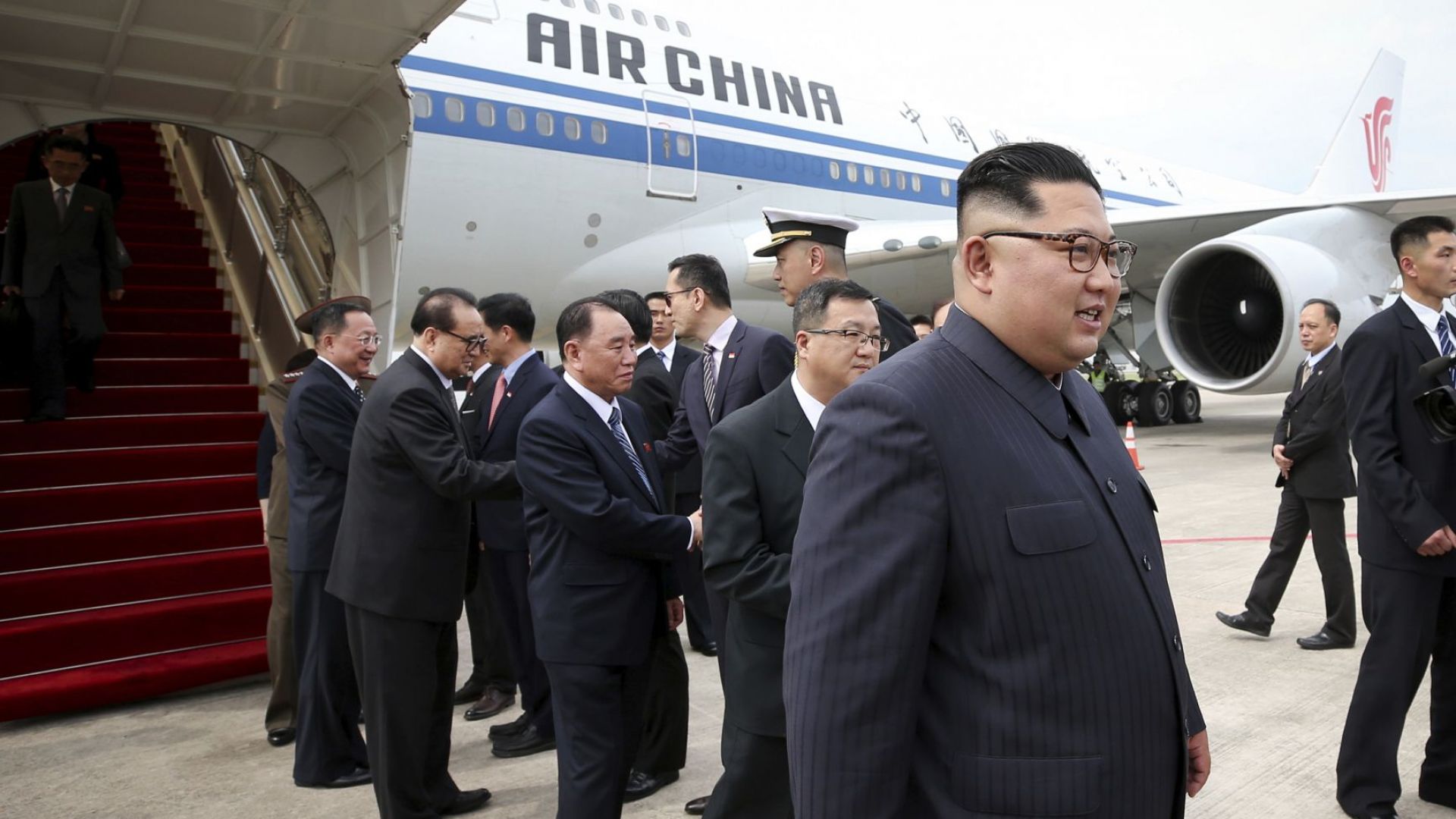 Ким Чен-ун пристигна в Сингапур  за срещата с Тръмп (снимки)