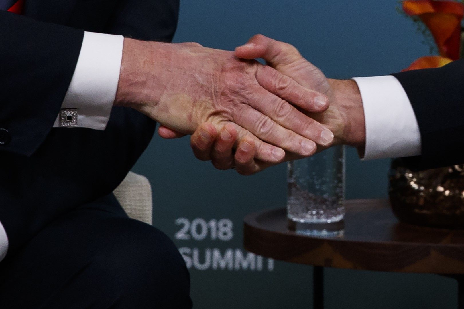 Тръмп и Макрон се здрависват на срещата на Г-7
