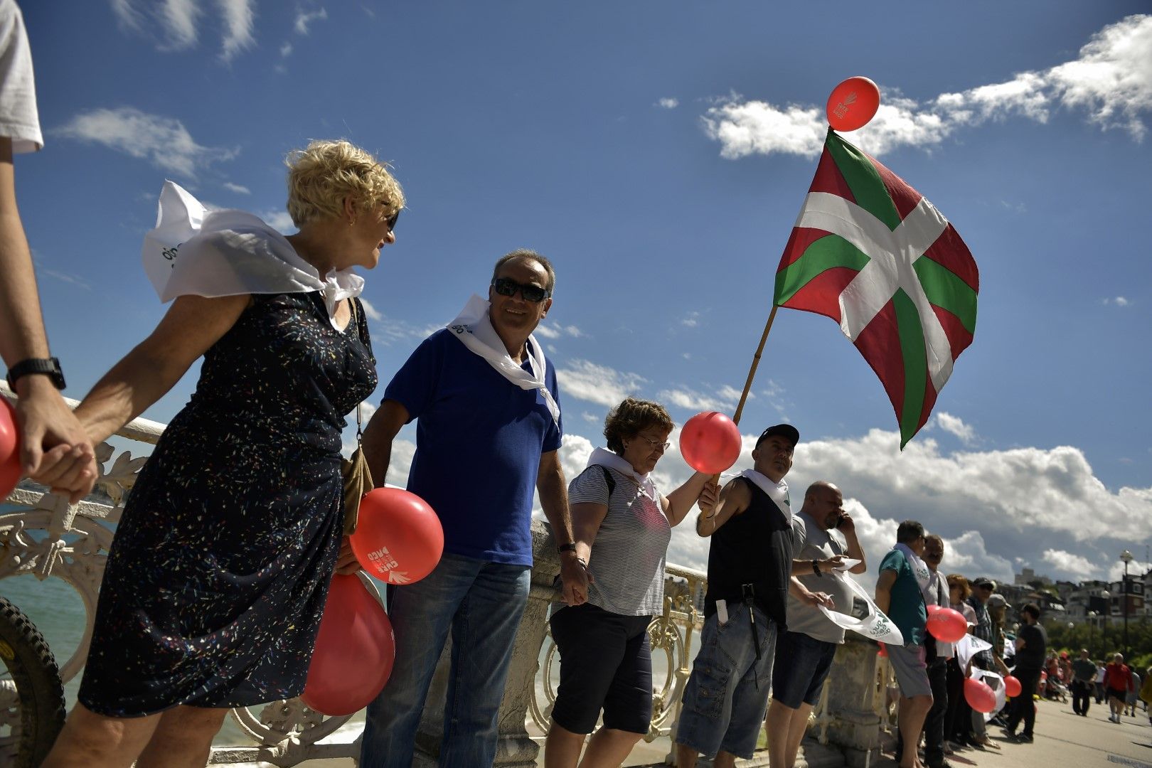 Баските в Испания образуваха жива врига с искане за референдум за независимост