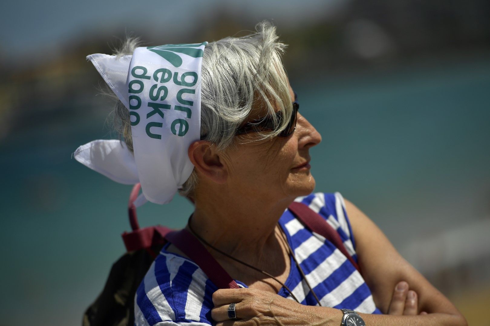 Жена носи шапка, на която на баски пише:  "Наше право е да решим". Това е и мотото на протеста