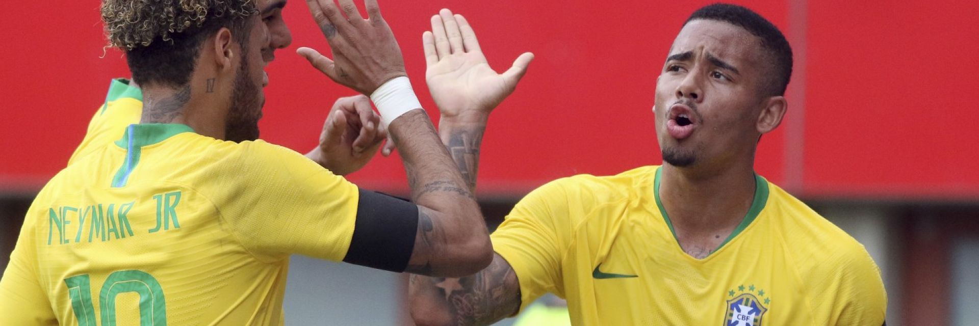 Бразилия потанцува преди да замине за Мондиала