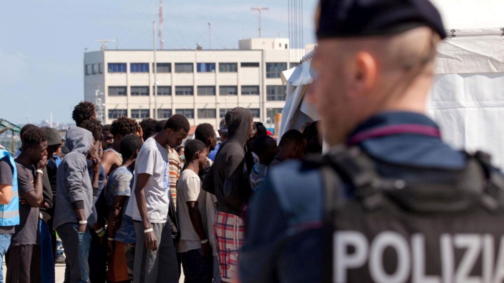 Френската полиция изгони 500 мигранти от лагер в Кале след сблъсъци