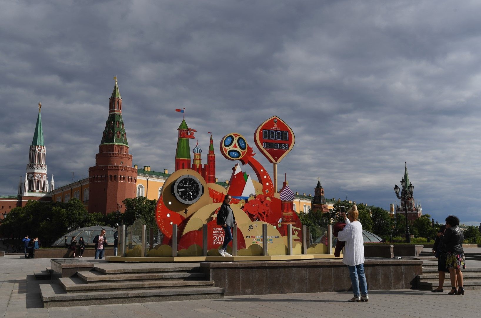  Часовник с логото на Мондиал 2018 на Червения площад отмерва дните, часовете, минутите и секундите до старта на турнира. Треската е обхванала Москва.