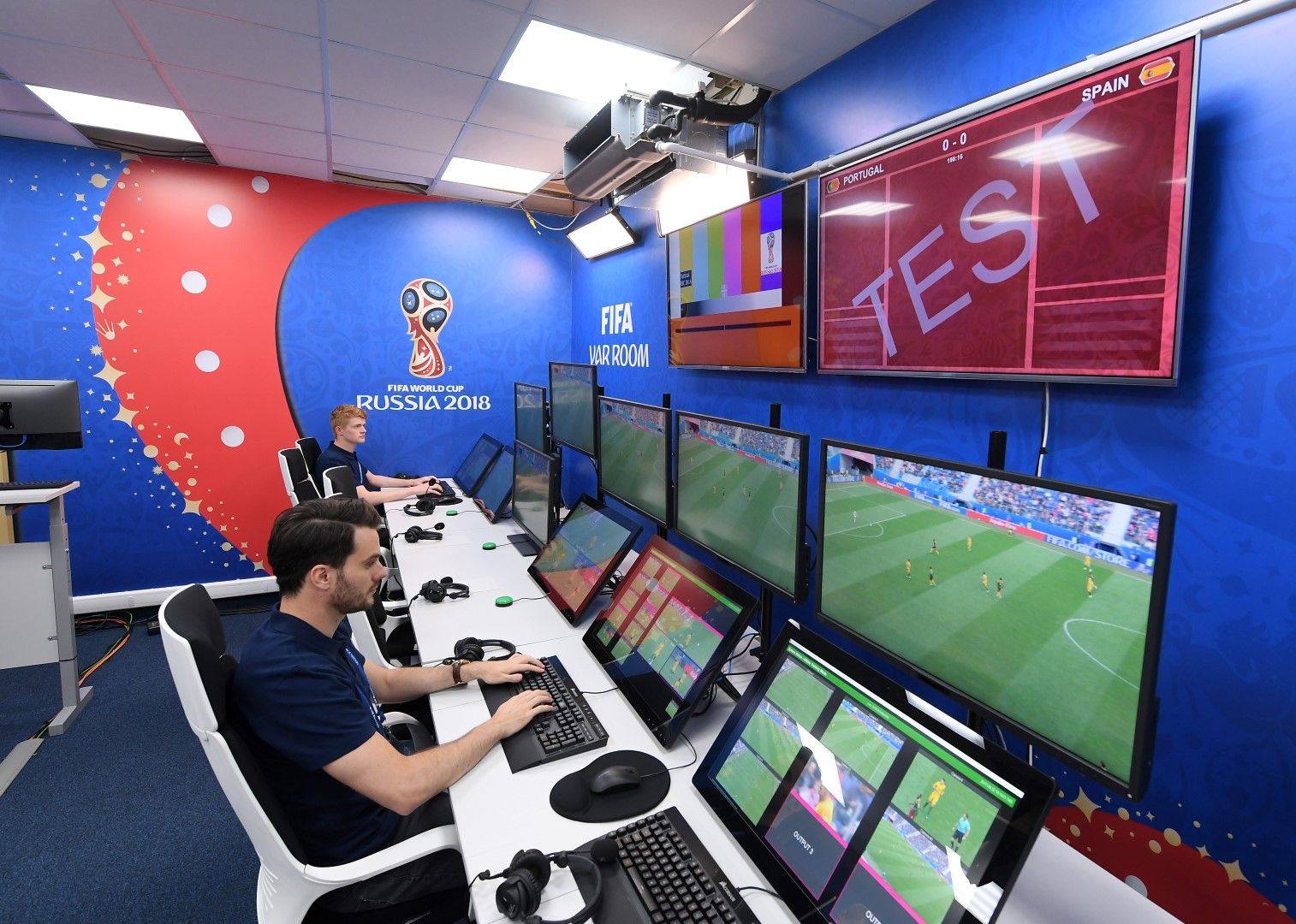 Специалният център на системата за видеосъдийство бе открит в събота от Джани Инфантино, президентът на ФИФА. Оттук ще се взимат решенията, които да помагат да се елиминират грешките на реферите. Тази "щаб квартира" е част от революцията.