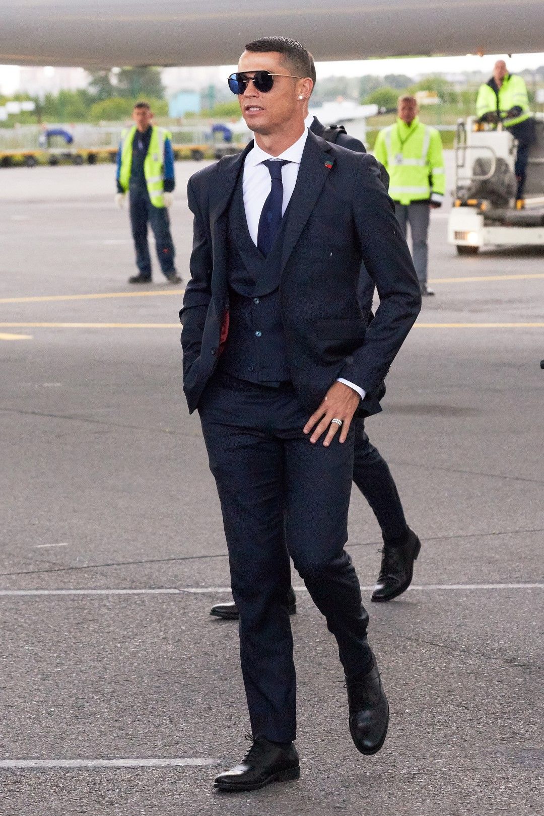 Така пристигна в неделя сутринта Кристиано Роналдо на летище "Жуковский" в Москва. Като лице на модна къща.