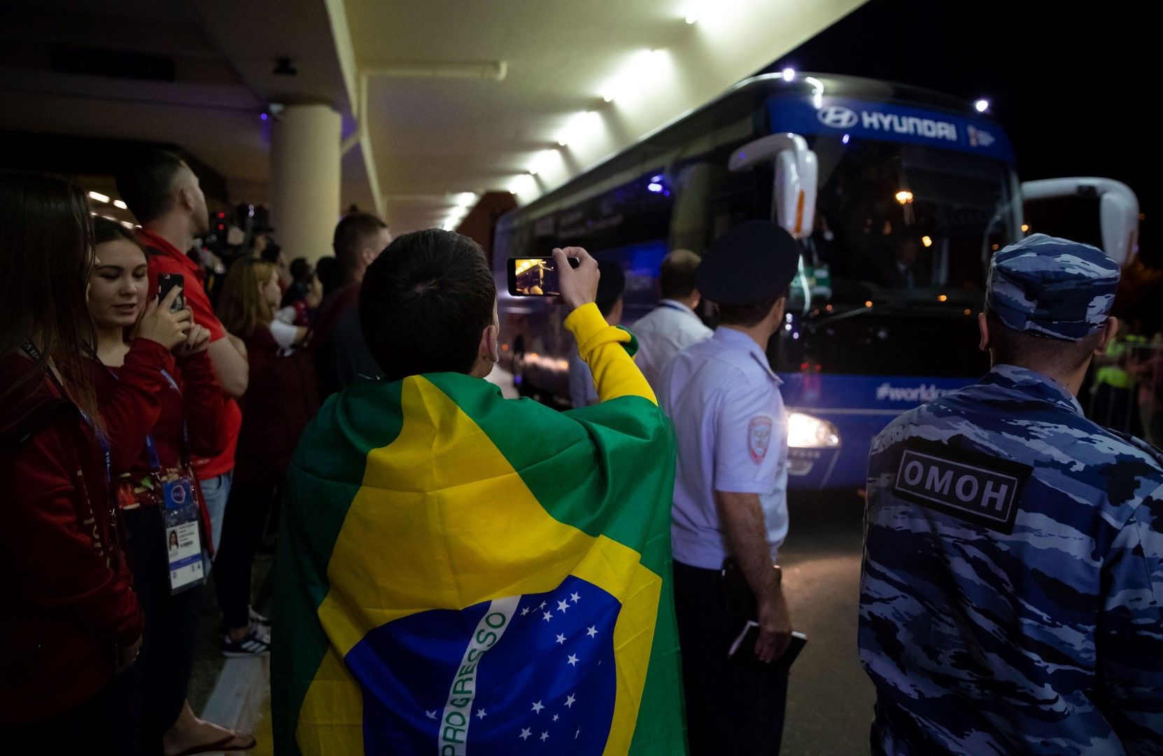 Пристига и големият фаворит - Бразилия. Стотици фенове чакаха автобуса пред хотела му в Сочи, а на всяко Световно първенство появата и престоят на селесао са основно събитие.