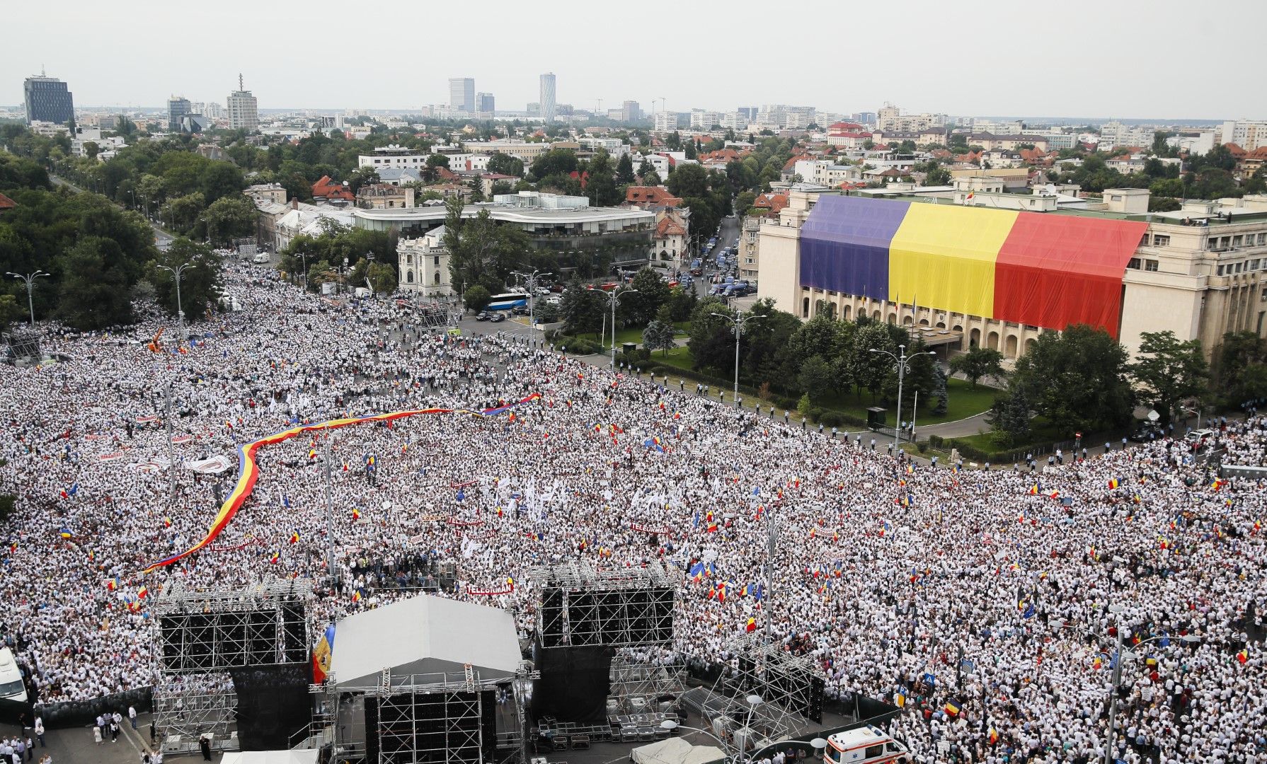 Над 100 000 поддръжници на румънското правителство се събраха вчера в столицата Букурещ