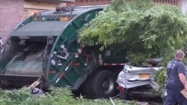 Камион с боклук смачка девет коли в Бруклин (видео)