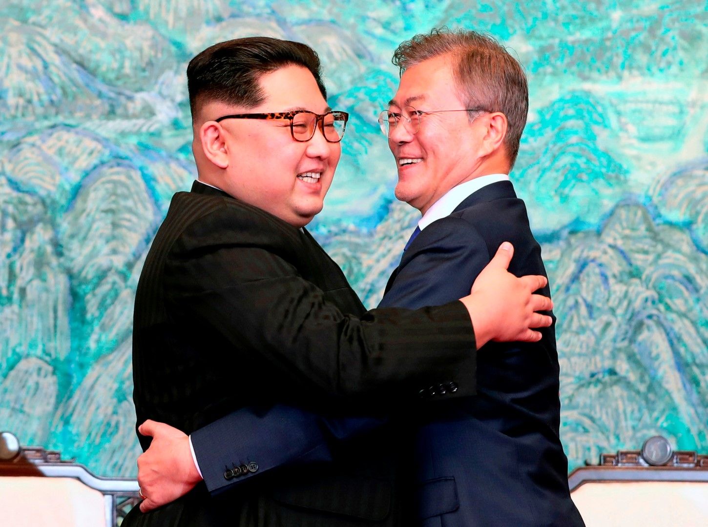 На 27 април 2018 г. севернокорейският лидер Ким-Чен ун се срещна с  южнокорейския президент Мун Дже-ин