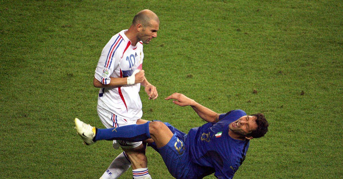 Берлин, 2006 г. Финалът Франция - Италия никога няма да бъде забравен заради този момент. Матераци провокира, Зидан отговори, удари с глава нахалника и си получи червения картон. Това струваше, вероятно, и титлата на "петлите"