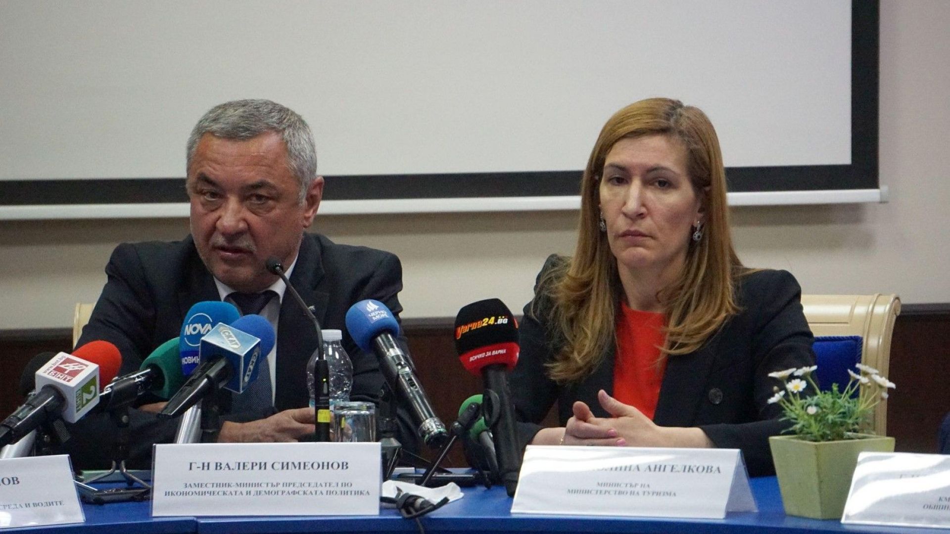 Министърът на туризма Николина Ангелкова обясни пред медиите които я