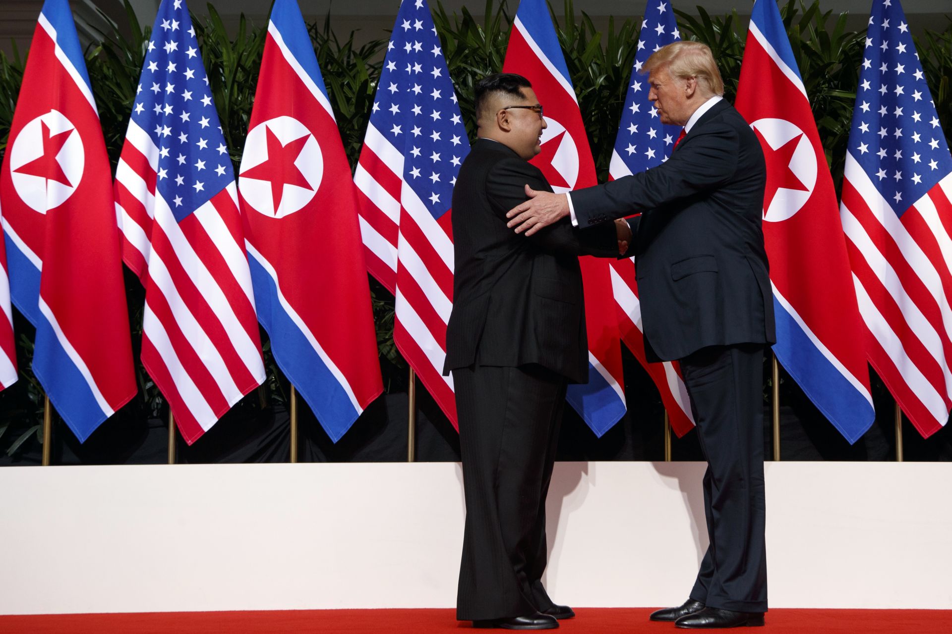 Доналд Тръмп и Ким Чен-ун направиха продължително ръкостискане и позираха за снимка