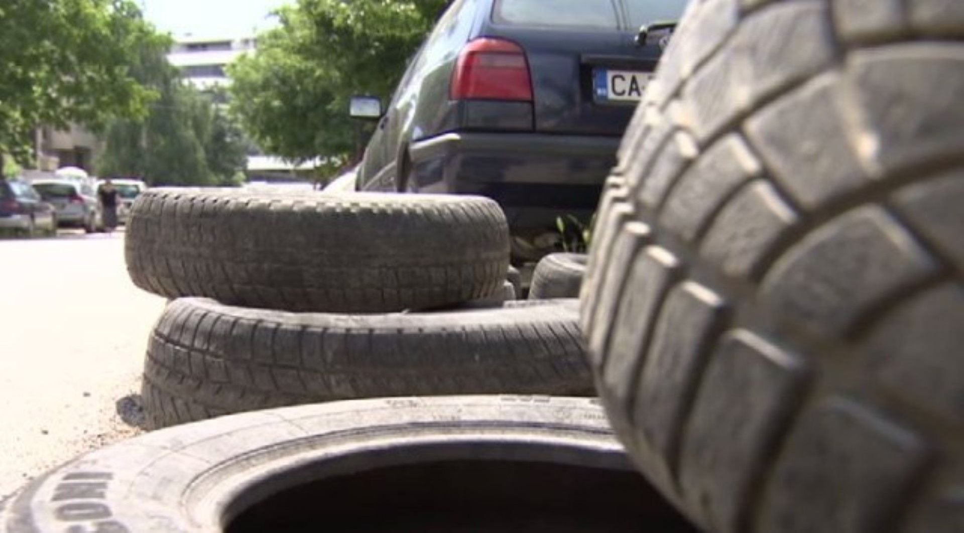 Някои използват автомобилни гуми, за да си пазят места за паркиране