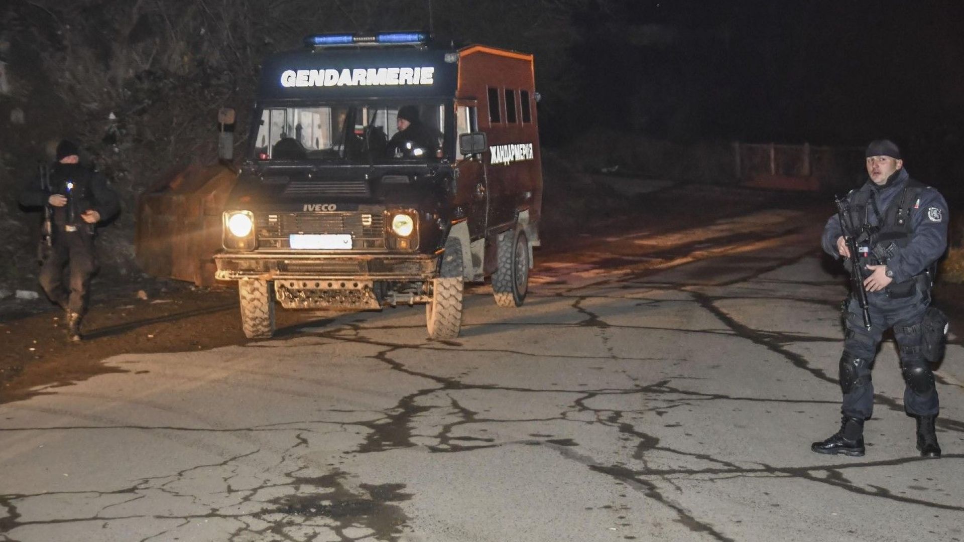 Жандармерия блокира Угърчин след ромска атака с ножове и брадви в училище