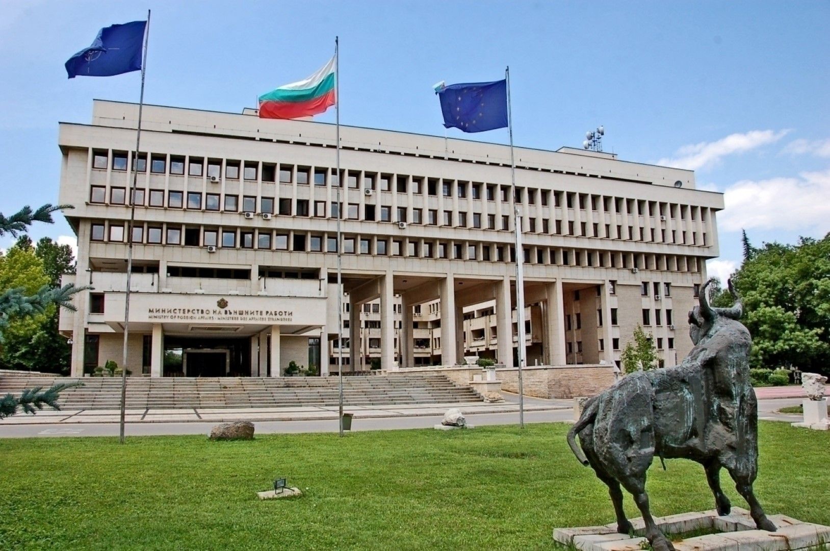 Българското посолство в Рим работи за редовни срещи между отнето в Ладисполи българско дете и майка му, съобщават от МВнР