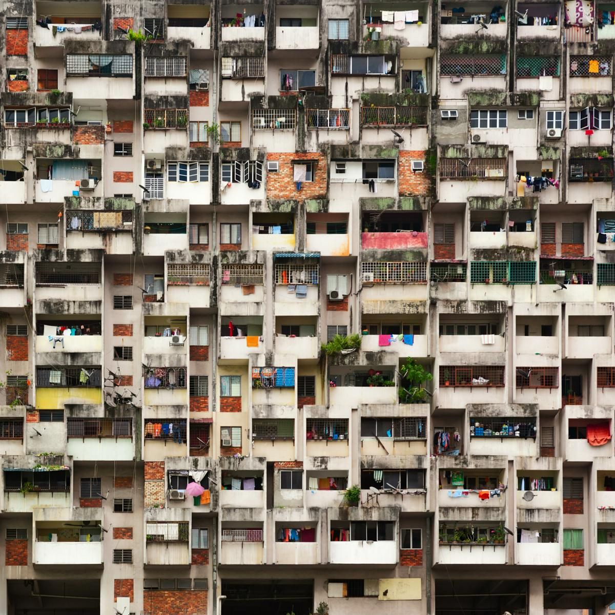 В големите градове панелките са пренаселени