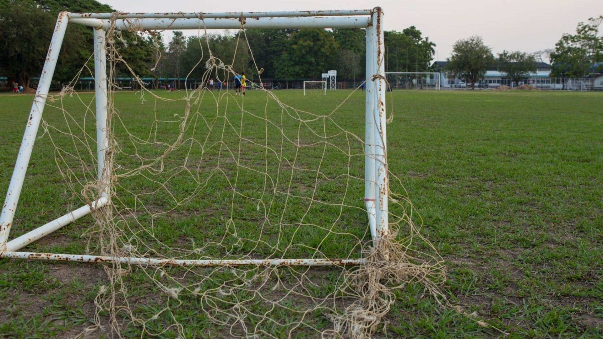 Футболна врата е паднала върху 13 годишно дете на игрище в
