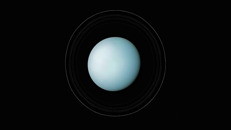 Защо планетата  Уран е обърната настрани