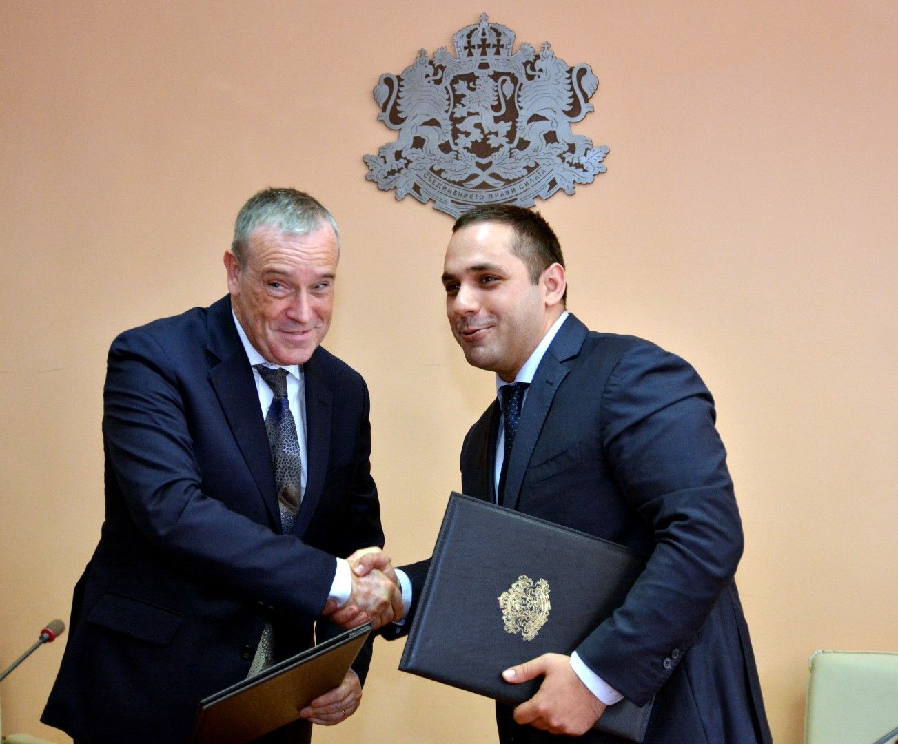 Емил Караниколов и Роджър Ханевит подписаха споразумението