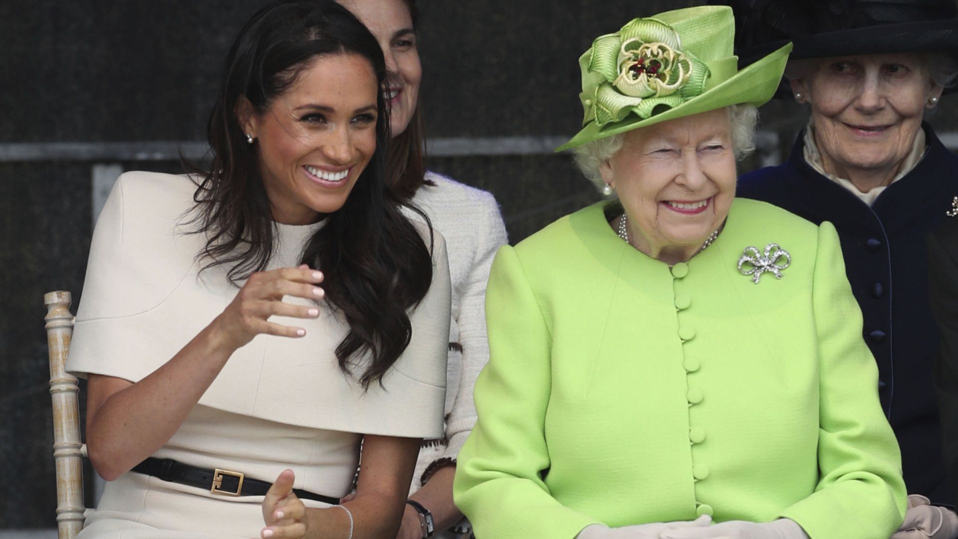 Елизабет II и Меган широко усмихнати на първия си официален ангажимент заедно