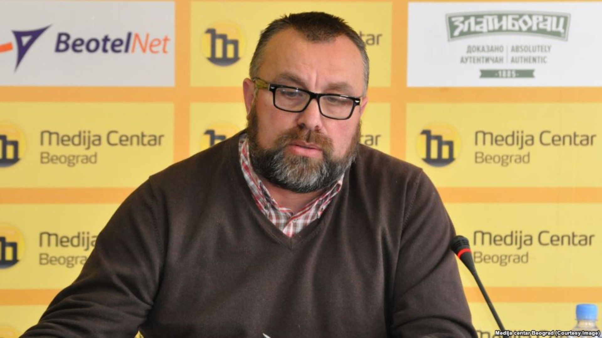 Разследващият журналист Стефан Цветкович няколко пъти е съобщавал, че е получавал заплахи