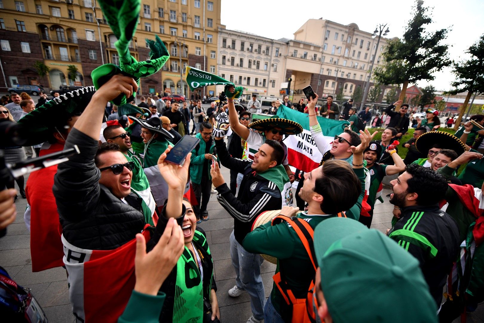 Мексиканци танцуват и пеят в руската столица, нищо, че не играе техният отбор.