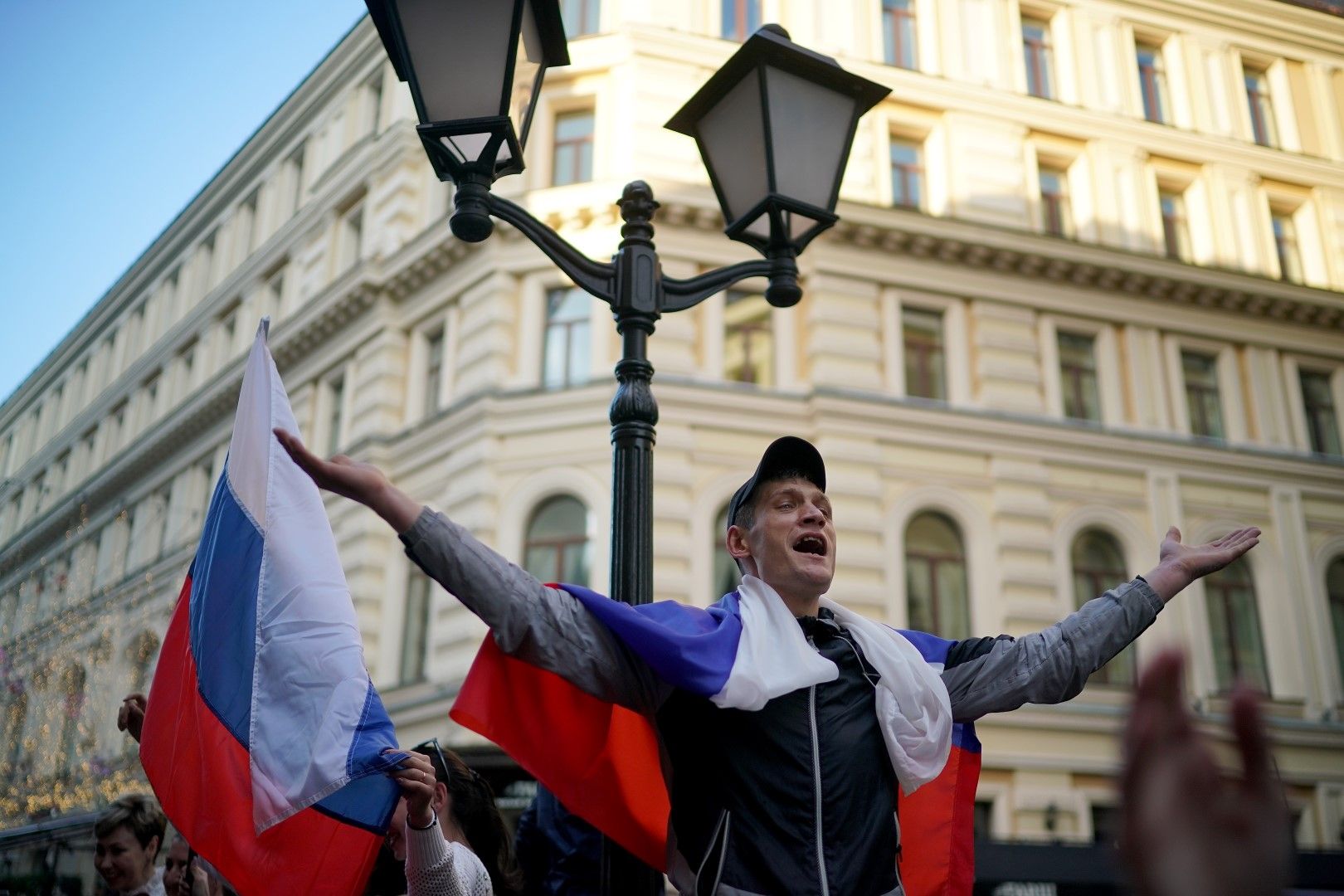 Руските фенове от ранните часове в четвъртък бяха по улиците със знамена.