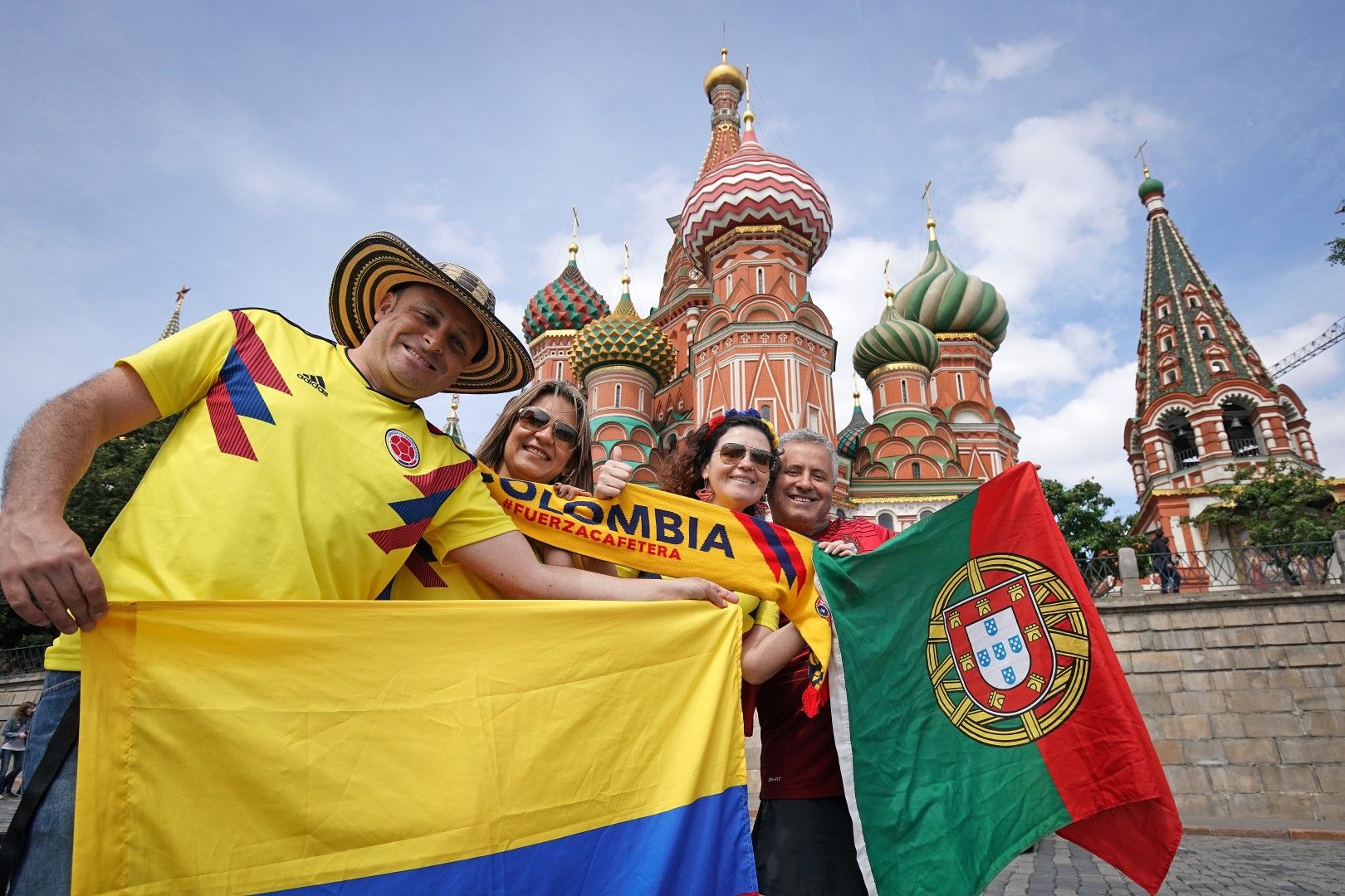 Колумбийци, португалци... Столицата на Русия е като карнавален град в деня, в който се открива Мондиал 2018.