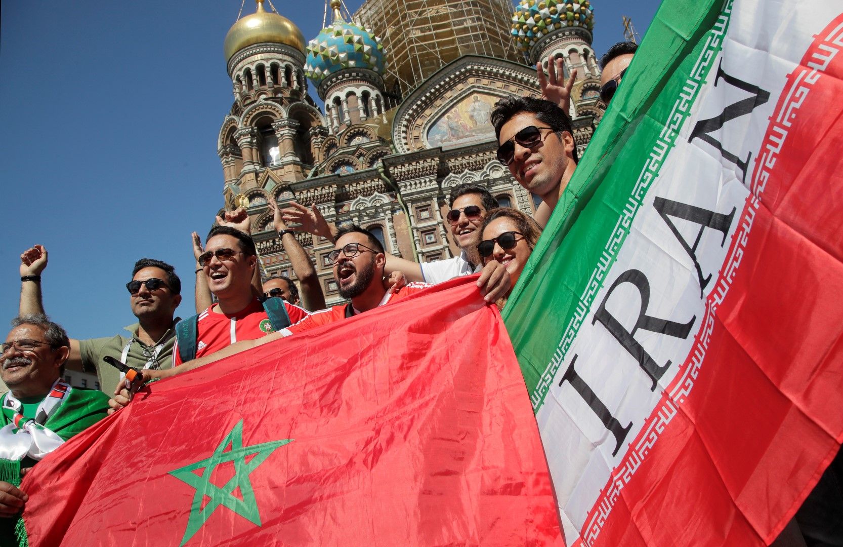 Мароканци и иранци заедно, както се полага на такова шоу. Те са в Санкт Петербург, където в петък техните отбори се изправят един срещу друг.