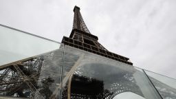 Айфеловата кула ще бъде опасана от стъклени стени (снимки)