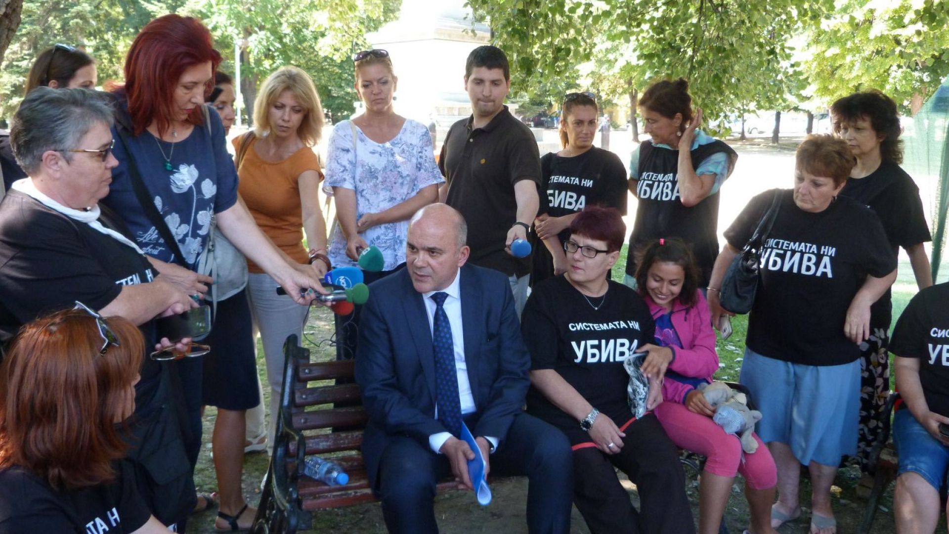Бисер Петков отиде в палатков лагер на майки на деца с увреждания